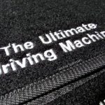 Karpet BMW Seri 3 E46 Bahan Beludru Super Warna Hitam Logo Tulisan The Ultimate Driving Machine - 2 Baris